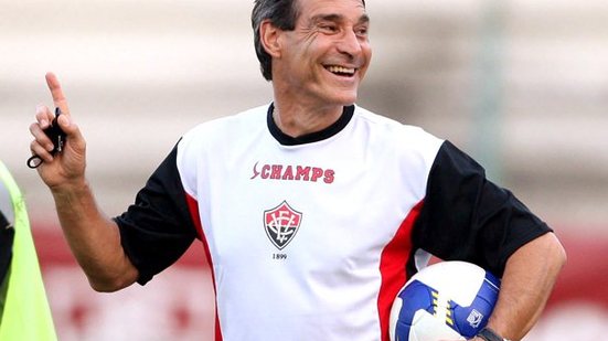 Imagem Vitória contrata Paulo César Carpegiani para tentar salvar time do rebaixamento