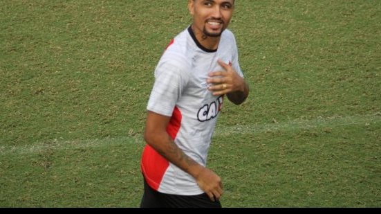 Imagem Ramon volta a treinar com bola e Kieza já corre no gramado