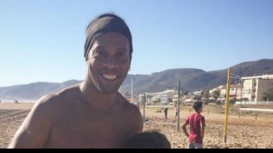 Imagem Vídeo: Ronaldinho dá show em jogo de futevôlei na Espanha