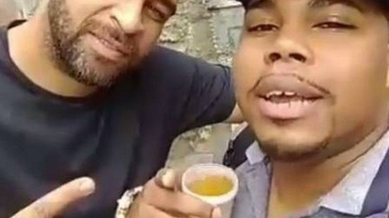 Imagem Adriano Imperador surge em vídeo na favela aparentemente embriagado; assista