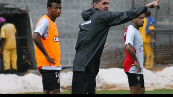 Imagem Mancini comanda primeiro treino e muda esquema tático do Vitória