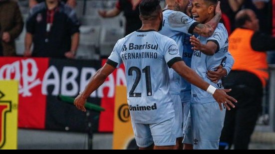 Imagem Grêmio bate o Atlético-PR e avança na Copa do Brasil