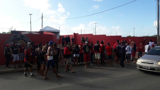 Imagem Em dia de reunião do conselho, torcedores do Vitória protestam na parte externa do Barradão