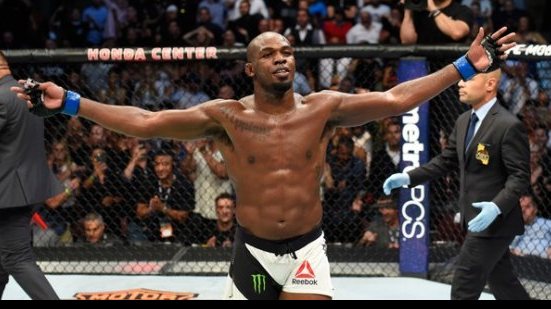 Imagem No retorno ao UFC, Jon Jones nocauteia Cormier e retoma cinturão; Cyborg é campeã