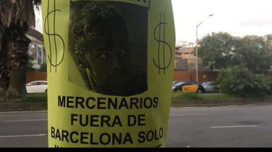 Imagem Cartaz em frente ao Camp Nou ataca Neymar e pede saída do brasileiro