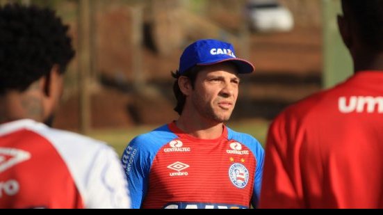 Imagem Preto descarta "muitas mudanças" no Bahia para duelo com a Chape