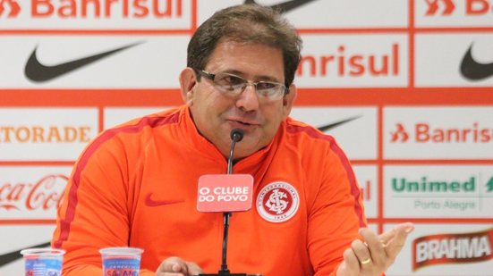 Imagem Guto Ferreira respira após mais um triunfo do Internacional na Série B