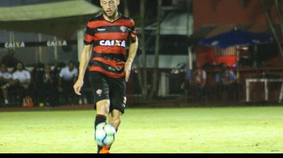 Imagem  Uillian Correia leva terceiro amarelo e desfalca o Vitória contra o Flamengo