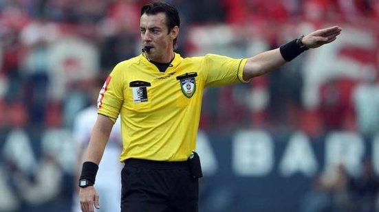 Imagem Raphael Claus apita o jogo entre Flamengo e Vitória