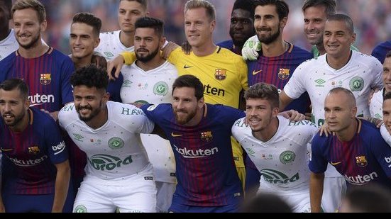 Imagem Em jogo de homenagens, Barcelona goleia a Chapecoense
