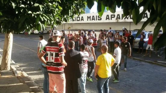 Imagem Torcida do Santa Cruz faz protesto violento no Arruda