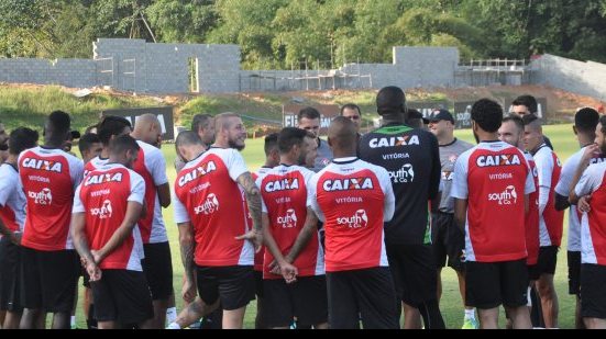 Imagem Com portões fechados, Vitória faz treino tático de olho no Avaí