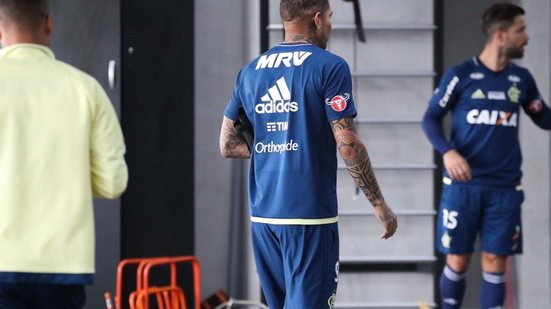 Imagem Flamengo acelera processo de recuperação de Guerrero; Atacante passa quase o dia todo no CT