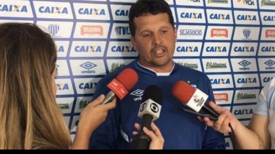 Imagem Preocupado com duelo no Barradão, Claudinei Oliveira diz que Avaí precisa controlar ansiedade