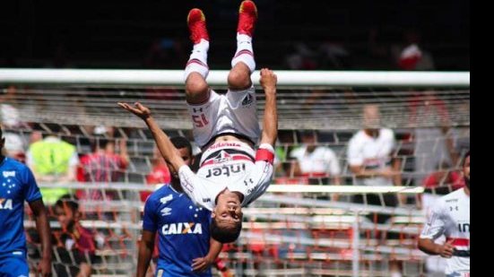 Imagem Em jogo das viradas, São Paulo vence Cruzeiro e foge do Z4