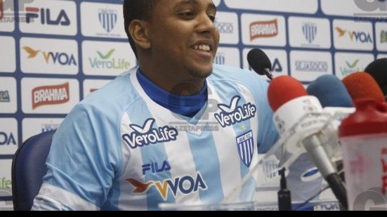 Imagem Natural de Serrinha, lateral do Avaí comemorou triunfo sobre o Vitória ao lado dos pais