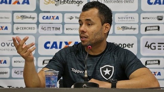 Imagem Treinador do Botafogo critica contratações de técnicos estrangeiros no Brasil