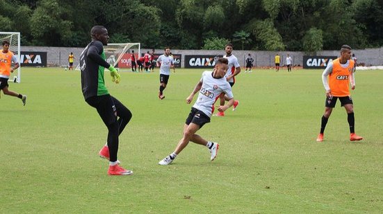 Imagem Vagner Mancini comanda treino tático visando o Corinthians