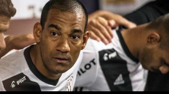 Imagem Após empurrar Milton Mendes, ex-zagueiro do Vitória é punido com um jogo de suspensão