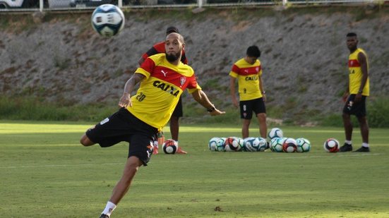 Imagem Acertando com time da Série B, atacante é eleito ‘pé-frio’ do Vitória no Brasileirão