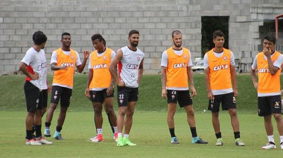 Imagem Manhã deste sábado no Barradão é marcada por treino tático e bolas paradas