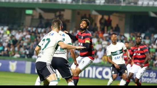 Imagem Fernando Miguel pega pênalti, Vitória vence o Coritiba e deixa o Z-4