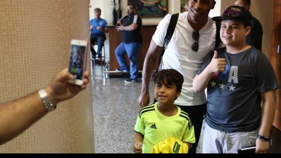 Imagem Alex Sandro se apresenta à Seleção Brasileira