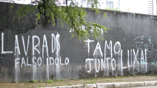 Imagem Torcida do Sport faz pichações em apoio ao treinador: “Tamo junto Luxa!”