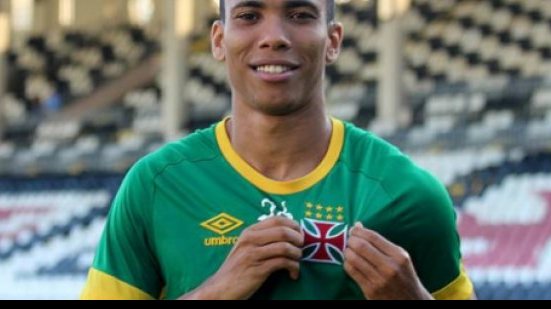 Imagem Punido por sentar num galão de água, lateral ex-Bahia ganha nova chance no Vasco