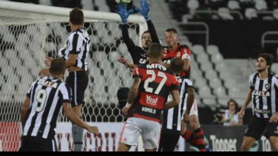 Imagem Botafogo vence o Flamengo e encosta no G-6