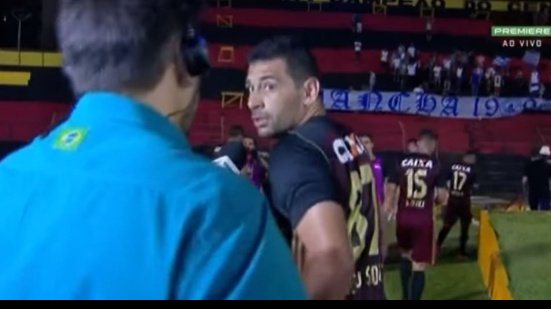 Imagem Após nova derrota, Diego Souza 'pegar ar' com repórter: "Quer ter algum problema comigo?"