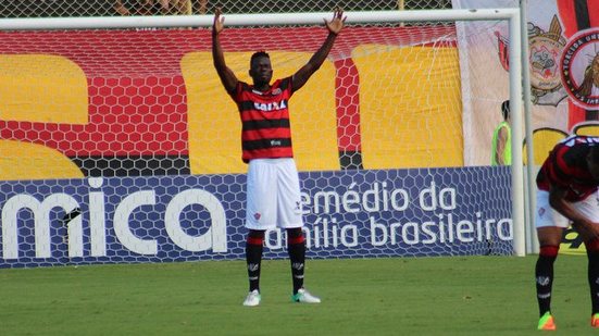 Imagem "O 'negão' é iluminado", declara Uillian Correia sobre Kanu, após gol no finalzinho