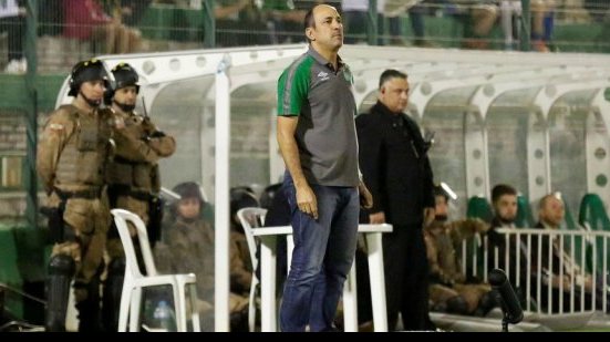 Imagem Chapecoense demite técnico Vinicius Eutrópio
