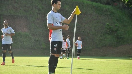 Imagem Em dia de treino tático, três jogadores são testados na lateral esquerda