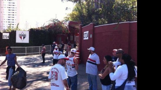 Imagem Antes de encarar o Vitória, elenco do São Paulo é cobrado por torcida em reunião
