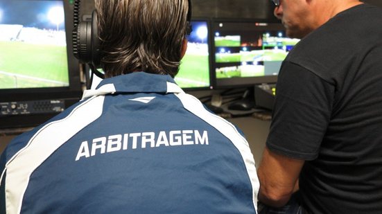 Imagem Após gol de mão, CBF decide utilizar recurso eletrônico para arbitragem no Brasileirão