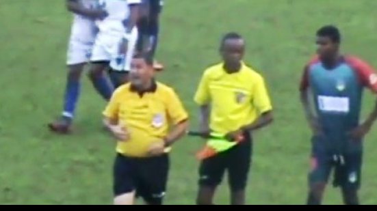 Imagem Acima do peso: Árbitro chama atenção por tamanho da barriga em jogo do Intermunicipal