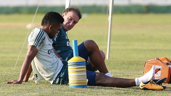 Imagem Em treino, Borja 'pega ar' com reclamação de Thiago Santos e deixa atividade mais cedo no Palmeiras