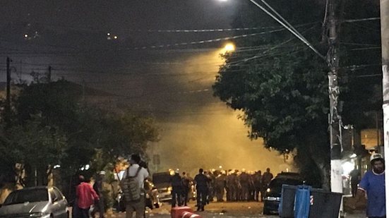 Imagem Pânico, bombas de efeito moral, carros apedrejados e muita confusão marcam eliminação do Santos