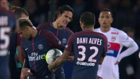 Imagem Daniel Alves reúne atletas do PSG em jantar após polêmica entre Neymar e Cavani; Ambos compareceram 