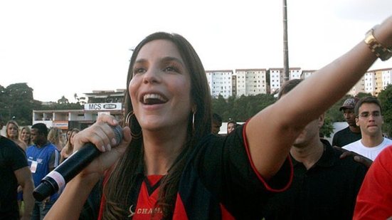 Imagem Ivete mostra presente que ganhou do Vitória para gêmeas; assista