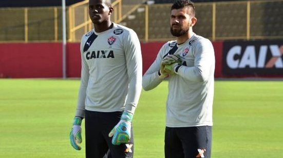 Imagem Com fortes dores no pé, Fernando Miguel é vetado de duelo dentre Vitória e Atlético-MG