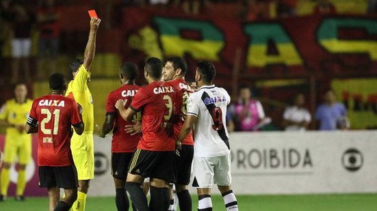 Imagem Em súmula, árbitro de Sport e Vasco relata xingamentos de Diego Souza e pedra arremessada contra ele
