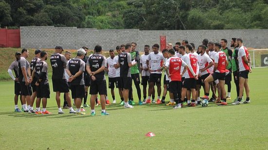 Imagem Após vencer e derrubar o treinador do Galo, elenco do Vitória se reapresenta visando o Botafogo