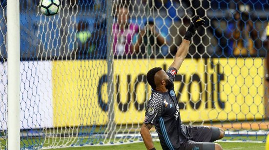 Imagem Alex Muralha explica motivo de se jogar apenas para um lado nos pênaltis: 'Estratégia'