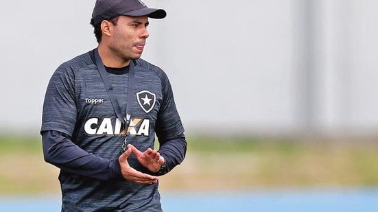 Imagem Em treino, Jair Ventura testa opções no time do Botafogo para enfrentar o Vitória