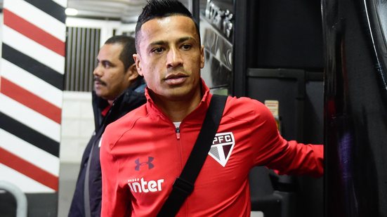 Imagem Sem poder jogar no Brasileirão deste ano, ex-Bahia é contratado pelo Grêmio visando 2018