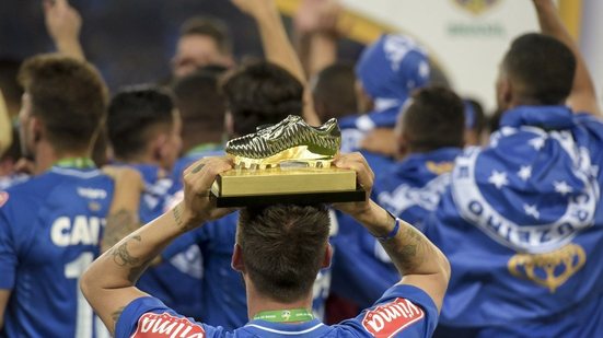 Imagem Atacante do Cruzeiro revela que foi bêbado para o treino após título e diz que vai beber mais