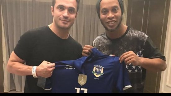 Imagem Ronaldinho recebe convite de Falcão e pode atuar pela Seleção de Futsal