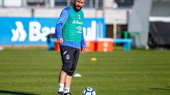 Imagem Oito meses após cirurgia no joelho, Douglas do Grêmio fará nova operação no local